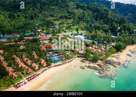 Vista aerea di hotel e resort vicino alla spiaggia tropicale di Nangthong a Khao Lak, Thailandia Foto Stock