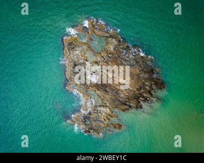 Vista aerea dall'alto di un piccolo faro su una roccia offshore Foto Stock