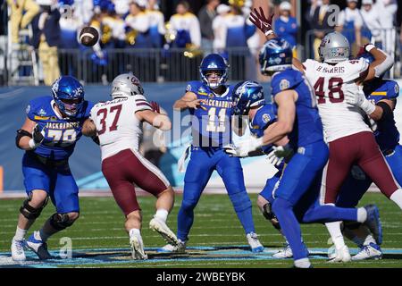 Frisco, Stati Uniti. 7 gennaio 2024. Frisco, Texas, Stati Uniti: Il quarterback dello stato del Dakota del Sud Mark Gronowski in azione durante la gara di campionato NCAA Division i FCS del 2024 tra i Montana Grizzlies e i South Dakota State Jackrabbits giocò al Toyota Stadium domenica 7 gennaio 2024 a Frisco, Stati Uniti. (Foto di Javier Vicencio/Eyepix Group/Sipa USA) credito: SIPA USA/Alamy Live News Foto Stock