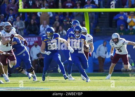 Frisco, Stati Uniti. 7 gennaio 2024. Frisco, Texas, Stati Uniti: Il quarterback dello stato del Dakota del Sud Mark Gronowski in azione durante la gara di campionato NCAA Division i FCS del 2024 tra i Montana Grizzlies e i South Dakota State Jackrabbits giocò al Toyota Stadium domenica 7 gennaio 2024 a Frisco, Stati Uniti. (Foto di Javier Vicencio/Eyepix Group/Sipa USA) credito: SIPA USA/Alamy Live News Foto Stock