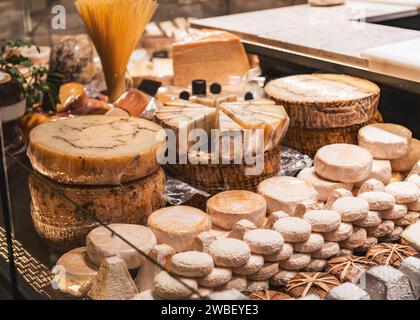 Formaggio tradizionale francese venduto a Les Halles de Lyon Paul Bocuse, costruito nel 1971 nel terzo arrondissement di Lione, Auvergne-Rhone-Alpes, Francia. Foto Stock