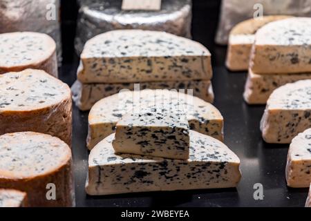 Formaggio tradizionale francese venduto a Les Halles de Lyon Paul Bocuse, costruito nel 1971 nel terzo arrondissement di Lione, Auvergne-Rhone-Alpes, Francia. Foto Stock