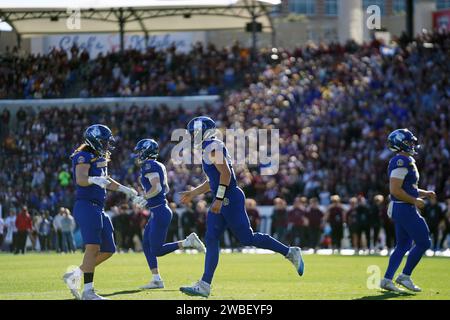 Frisco, Stati Uniti. 7 gennaio 2024. Frisco, Texas, Stati Uniti: I giocatori dello Stato del Dakota del Sud festeggiano durante la gara del campionato di calcio NCAA Division i FCS 2024 tra i Montana Grizzlies e i South Dakota State Jackrabbits giocata al Toyota Stadium domenica 7 gennaio 2024 a Frisco, Stati Uniti. (Foto di Javier Vicencio/Eyepix Group/Sipa USA) credito: SIPA USA/Alamy Live News Foto Stock