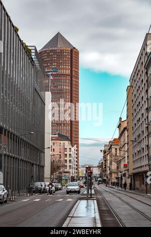 Lione, Francia - 30 gennaio 2022: Il Tour Part-Dieu, precedentemente Tour du Credit Lyonnais, o colloquialmente le Crayon, è un grattacielo di Lione, in Francia. Foto Stock