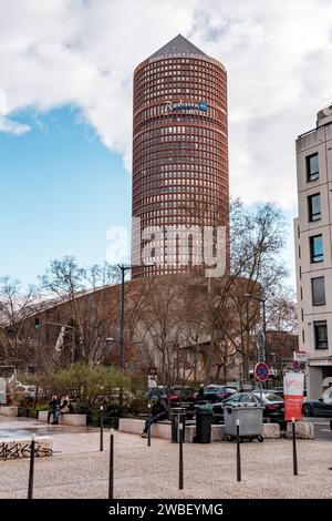 Lione, Francia - 30 gennaio 2022: Il Tour Part-Dieu, precedentemente Tour du Credit Lyonnais, o colloquialmente le Crayon, è un grattacielo di Lione, in Francia. Foto Stock