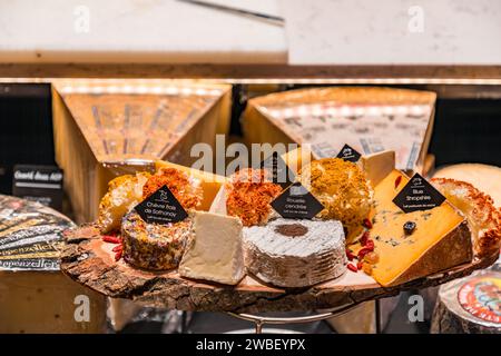 Lione, Francia - 30 GENNAIO 2022: Formaggio tradizionale francese venduto a Les Halles de Lyon Paul Bocuse, costruito nel 1971 nel 3° arrondissement di Lione, Auverg Foto Stock