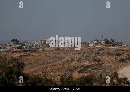 Visione generale del campo profughi di Buraij nella Striscia di Gaza centrale. Secondo il Ministero della salute palestinese e le forze di difesa israeliane (IDF), sono stati uccisi più di 22.800 palestinesi e almeno 1.300 israeliani, da quando i militanti di Hamas hanno lanciato un attacco contro Israele dalla Striscia di Gaza il 7 ottobre, e sono iniziate le operazioni israeliane a Gaza e in Cisgiordania. Foto Stock