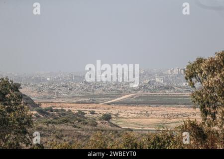 Visione generale del campo profughi di Buraij nella Striscia di Gaza centrale. Secondo il Ministero della salute palestinese e le forze di difesa israeliane (IDF), sono stati uccisi più di 22.800 palestinesi e almeno 1.300 israeliani, da quando i militanti di Hamas hanno lanciato un attacco contro Israele dalla Striscia di Gaza il 7 ottobre, e sono iniziate le operazioni israeliane a Gaza e in Cisgiordania. Foto Stock