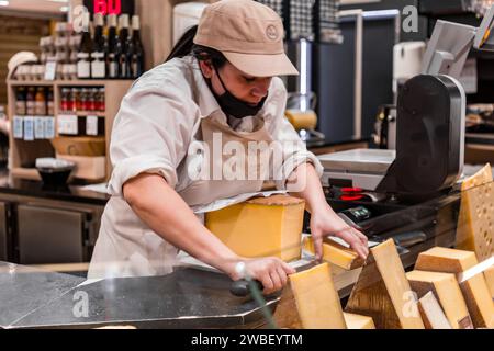 Lione, Francia - 30 GENNAIO 2022: Formaggio tradizionale francese venduto a Les Halles de Lyon Paul Bocuse, costruito nel 1971 nel 3° arrondissement di Lione, Auverg Foto Stock