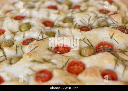 Focaccia italiana fatta in casa con pomodori ciliegini, olive e rosmarino Foto Stock