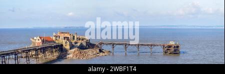 Weston super Mare derelict Birnbeck Pier o Old Pier sul Bristol Channel Somerset con Flat Holm Island in lontananza e Galles Foto Stock