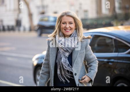 Londra, Regno Unito. 10 gennaio 2024. Esther McVey, Ministro senza portafoglio, arriva al Gabinetto di Londra Regno Unito crediti: Ian Davidson/Alamy Live News Foto Stock