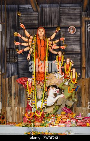 Idol della dea devi Durga in un puja pandal decorato a Calcutta, Bengala Occidentale, India, il 22 ottobre 2023. Durga Puja è un importante festival religioso di Foto Stock