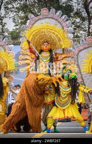 Ballerini Chhau che si preparano a partecipare alla prossima parata della giornata della Repubblica Indiana a Indira Gandhi Sarani, Kolkata, Bengala Occidentale, India, il 24 gennaio, Foto Stock