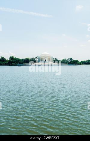Vista del Jefferson Memorial di Washington, D.C. dall'altra parte del bacino di marea. Foto Stock