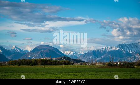 San Vito di Fagagna e le colline moreniche del Friuli. Chiesa di Tavella Foto Stock