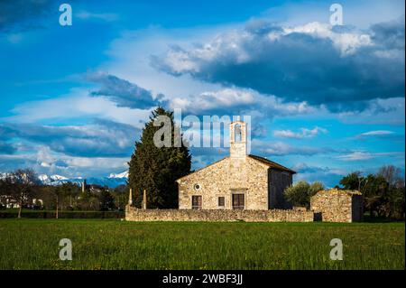 San Vito di Fagagna e le colline moreniche del Friuli. Chiesa di Tavella Foto Stock