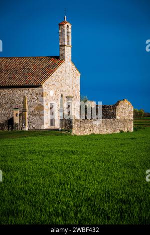 San Vito di Fagagna e le colline moreniche del Friuli. Chiesa di Tavella Foto Stock