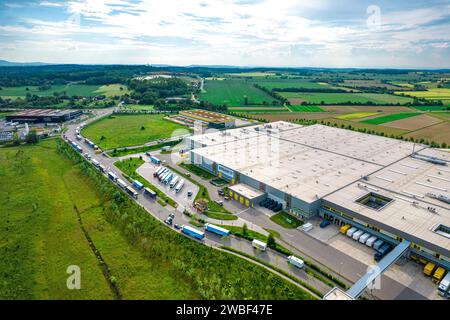 Vista aerea di un'area industriale con grandi magazzini e campi circostanti, Amazon, Pforzheim, Germania Foto Stock