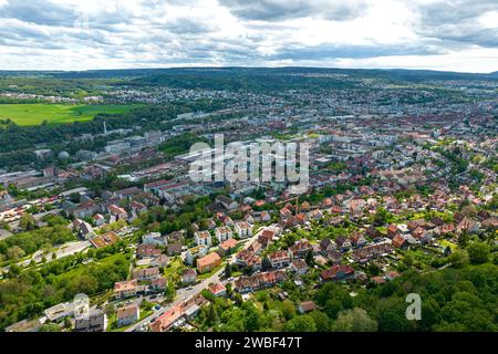 Vista aerea di una città con edifici fitti, circondata da aree verdi e un cielo nuvoloso, Pforzheim, Germania Foto Stock