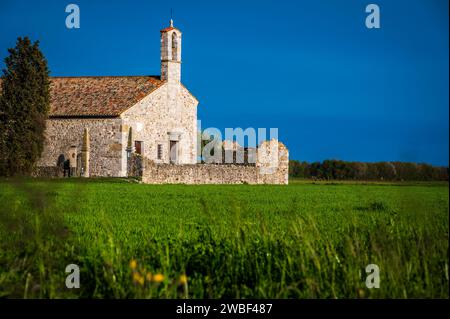 San Vito di Fagagna e le colline moreniche del Friuli. Chiesa di Tavella Foto Stock