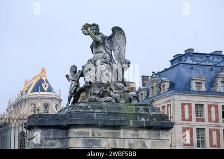 Statua del Palazzo la Victorie sur l'Empire accanto all'ingresso della cour d'honneur, cappella sul retro, castello di Versailles, dipartimento Yvelines Foto Stock