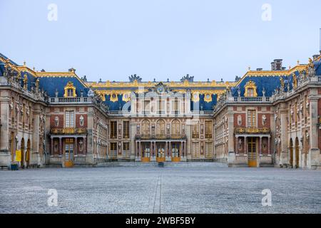 Marble Court (Cour de Marbre) e Royal Court (Cour Royale), parte vecchia del castello di Versailles, dipartimento di Yvelines, regione dell'Ile-de-France, Francia Foto Stock