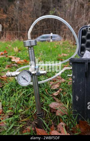 Radon-Vorsorgegebiete in Thüringen Sachverständige messen an der Nesselbachwiese bei Nesselhof das Vorkommen von Radon. DAS Thüringer Landesamt für Umwelt, Bergbau und Naturschutz TLUBN Hat Radonmessungen zum Ausweis von Radonvorsorgegebiete in Auftrag gegeben. Nach dem neuen Strahlenschutzgesetz gelten in den Radonvorsorgegebieten Messpflichten Schutz der Angestellten vor Radon am Arbeitsplatz. Falls eine Radonkonzentration über dem Referenzwert 300 Becquerel pro Kubikmeter gemessen wird, müssen geeignete Maßnahmen zur Senkung des Radonwertes durchgeführt werden, um die Gesundheit des persona Foto Stock