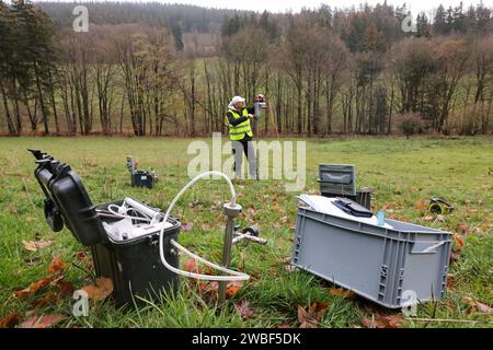 Radon-Vorsorgegebiete in Thüringen Der Sachverständige Dr. Thomas Haumann bohrt an der Nesselbachwiese bei Nesselhof ein Loch zur Messung von Radon. DAS Thüringer Landesamt für Umwelt, Bergbau und Naturschutz TLUBN Hat Radonmessungen zum Ausweis von Radonvorsorgegebiete in Auftrag gegeben. Nach dem neuen Strahlenschutzgesetz gelten in den Radonvorsorgegebieten Messpflichten Schutz der Angestellten vor Radon am Arbeitsplatz. Falls eine Radonkonzentration über dem Referenzwert 300 Becquerel pro Kubikmeter gemessen wird, müssen geeignete Maßnahmen zur Senkung des Radonwertes durchgeführt werden, Foto Stock