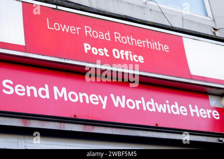 Londra, Regno Unito. 10 gennaio 2024. Vista di una facciata di un negozio con un cartello dell'ufficio postale di MoneyGram a Londra. Rishi Sunak, il primo ministro britannico, ha annunciato l'introduzione di una nuova legge per esonerare rapidamente e compensare i postisti ingiustamente condannati nello scandalo Horizon durante la domanda del primo ministro al Parlamento britannico. Lo scandalo Horizon è stato portato al centro della discussione dopo una serie drammatica basata su Assured trasmessa su ITVX al nuovo anno. (Immagine di credito: © Hesther ng/SOPA Images via ZUMA Press Wire) SOLO PER USO EDITORIALE! Non per USO commerciale! Foto Stock