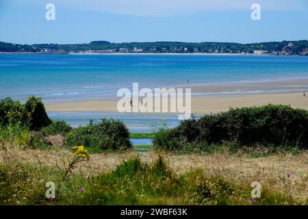 Spiaggia sabbiosa Plage de l'Aber nell'Anse de Morgat, dietro Morgat, penisola di Crozon, dipartimento del Finistere, regione della Bretagna, Francia Foto Stock