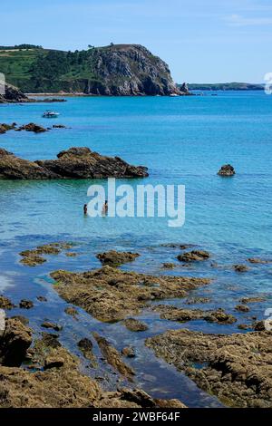 Formazione rocciosa di Pointe de Treboul nella baia di Baie de Douarnenez vista dall'Ile de l'Aber, penisola di Crozon, dipartimento del Finistere, regione della Bretagna Foto Stock