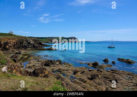 Pointe de Treboul nella baia di Baie de Douarnenez vista dall'Ile de l'Aber, penisola di Crozon, dipartimento del Finistere, regione della Bretagna, Francia Foto Stock