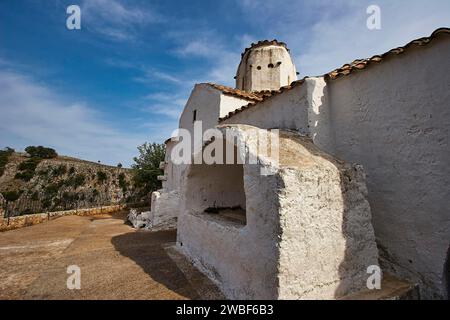 Chiesa di San Michele Arcangelo, chiesa a cupola, vista laterale di una chiesa bianca con cielo azzurro sullo sfondo, Gola di Aradena, Aradena Foto Stock