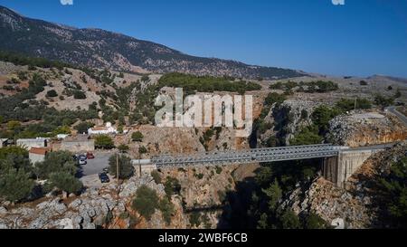 Ponte di metallo su una gola con auto parcheggiate e sfondo montano, Aradena Gorge, Aradena, Sfakia, Creta, Grecia Foto Stock