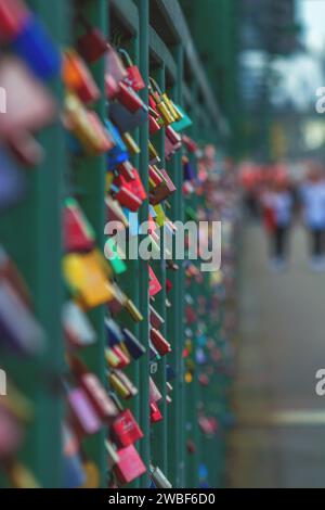 L'amore colorato si chiude su una ringhiera, lo sfondo è sfocato, il ponte Hohenzollern, il Deutz di Colonia, la Renania settentrionale-Vestfalia, Germania Foto Stock