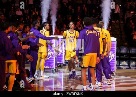 Baton Rouge, LOUISIANA, USA. 9 gennaio 2024. LSU's Derek Fountain (3) viene presentato alla folla prima dell'NCAA Basketball Action tra i Vanderbilt Commodores e i LSU Tigers al Pete Maravich Assembly Center di Baton Rouge, LOUISIANA. Jonathan Mailhes/CSM/Alamy Live News Foto Stock