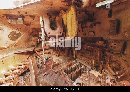 Sterzo e interno di un serbatoio fortemente arrugginito, M41 Bulldog, Lost Place, Brander Wald, Aquisgrana, Renania settentrionale-Vestfalia, Germania Foto Stock