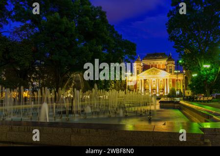 Sofia, Bulgaria - 8 ottobre 2023: Vista serale della fontana ballerina, del Teatro Nazionale Ivan Vazov, della gente del posto e dei visitatori, a Sofia, Bulgar Foto Stock