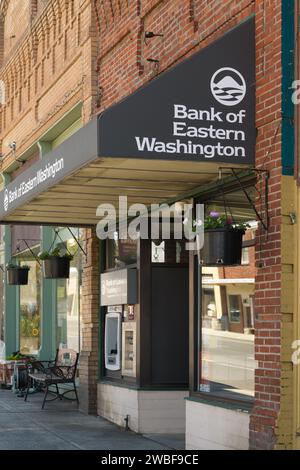 Pomeroy, WA, USA - 22 maggio 2023; Awning con nome e logo per Bank of Eastern Washington Foto Stock