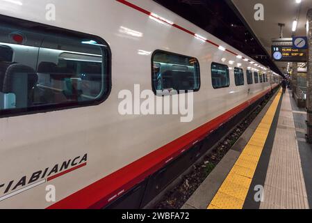 Treno d'attesa al binario ferroviario, Genova Piazza Principe, la sera, Piazza Acquaverde, Genova, Italia Foto Stock