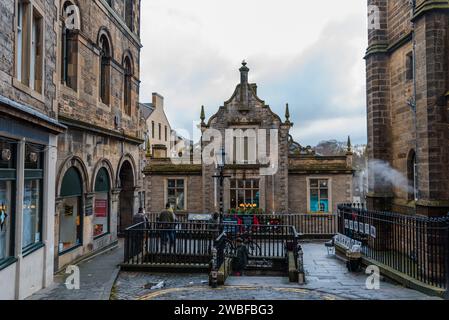 Edimburgo, Regno Unito - 5 dicembre 2023: The Upper Bow vicino a Victoria Street nella città vecchia Foto Stock