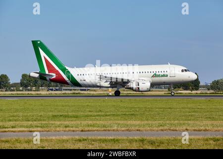 ITA Airways Airbus A319-112 con registrazione EI-IMI atterra sulla Polderbaan, aeroporto Schiphol di Amsterdam a Vijfhuizen, comune di Foto Stock