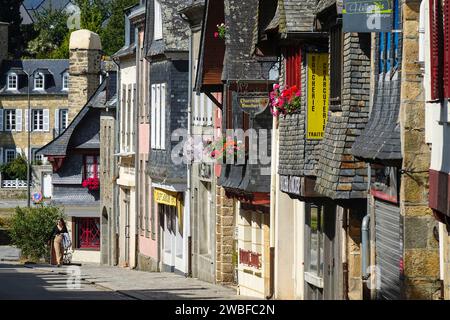 Rue du General de Gaulle nel centro storico di le Faou, con case in granito con tetti in ardesia del XVI secolo, reparto Finistere Penn ar Bed Foto Stock