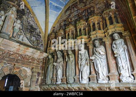 Statue degli apostoli di fronte al portale laterale, Enclos Paroissial recintata parrocchia di Guimiliau, Finistere Penn ar Bed dipartimento, Bretagna Foto Stock