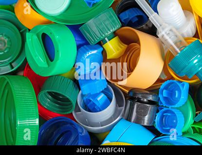Vari tappi a vite e tappi in plastica per il riciclaggio Foto Stock