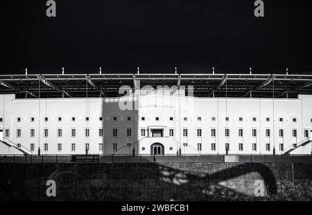 Fotografia in bianco e nero di un edificio storico con impalcature sotto un cielo spettacolare, lo Zoo Stadium, Wuppertal Sonnborn, Renania settentrionale-Vestfalia Foto Stock