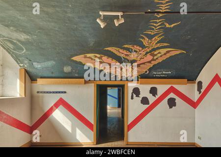 Una stanza abbandonata con un grande murale di ali e vernice sbucciante, Schachtrupp Villa, Lost Place, Osterode am Harz, bassa Sassonia, Germania Foto Stock