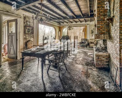 Inondazioni leggere una sala da pranzo abbandonata caratterizzata da decadimento, Maison Limmi, Lost Place, Kalken, Laarne, provincia delle Fiandre orientali, Belgio Foto Stock