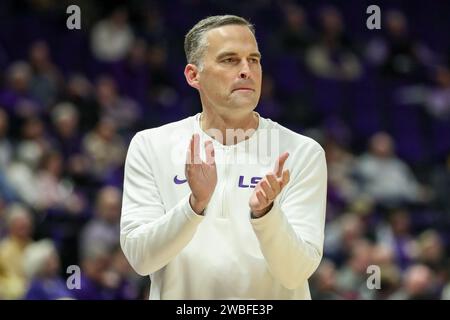 Baton Rouge, LOUISIANA, USA. 9 gennaio 2024. Il capo allenatore della LSU Matt McMahon incoraggia i suoi giocatori durante l'azione di pallacanestro NCAA tra i Vanderbilt Commodores e gli LSU Tigers al Pete Maravich Assembly Center di Baton Rouge, LOUISIANA. Jonathan Mailhes/CSM/Alamy Live News Foto Stock